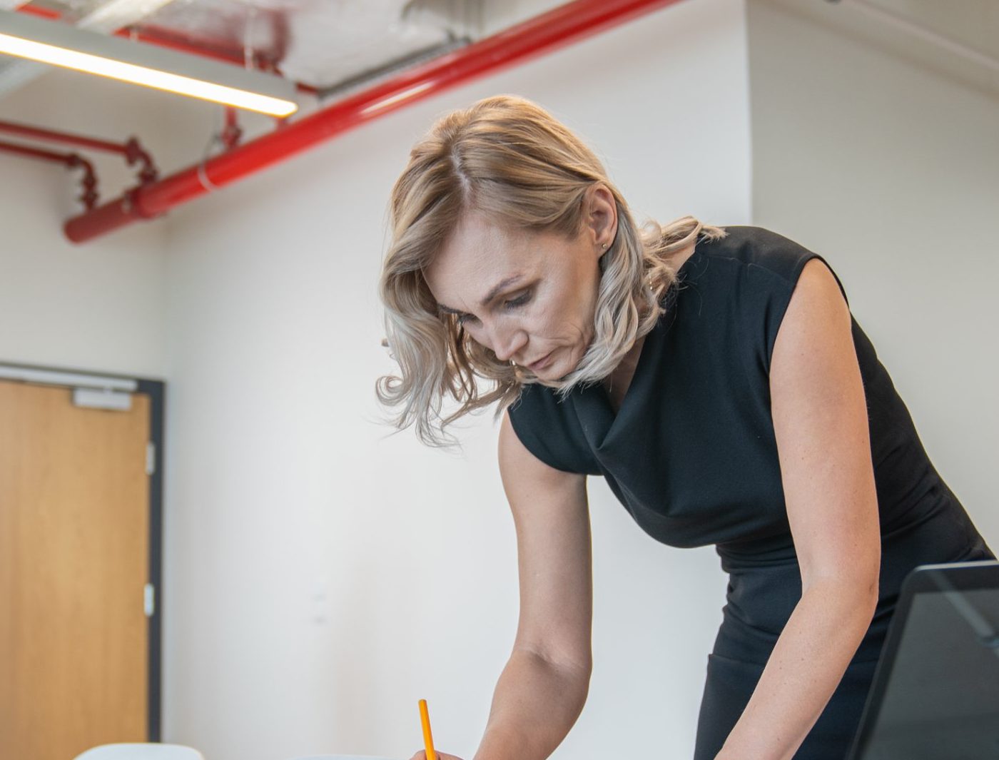 Karolina Nowacka pracuje nad dokumentami