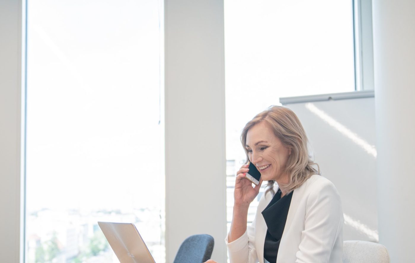 Karolina Nowacka rozmawia przez telefon